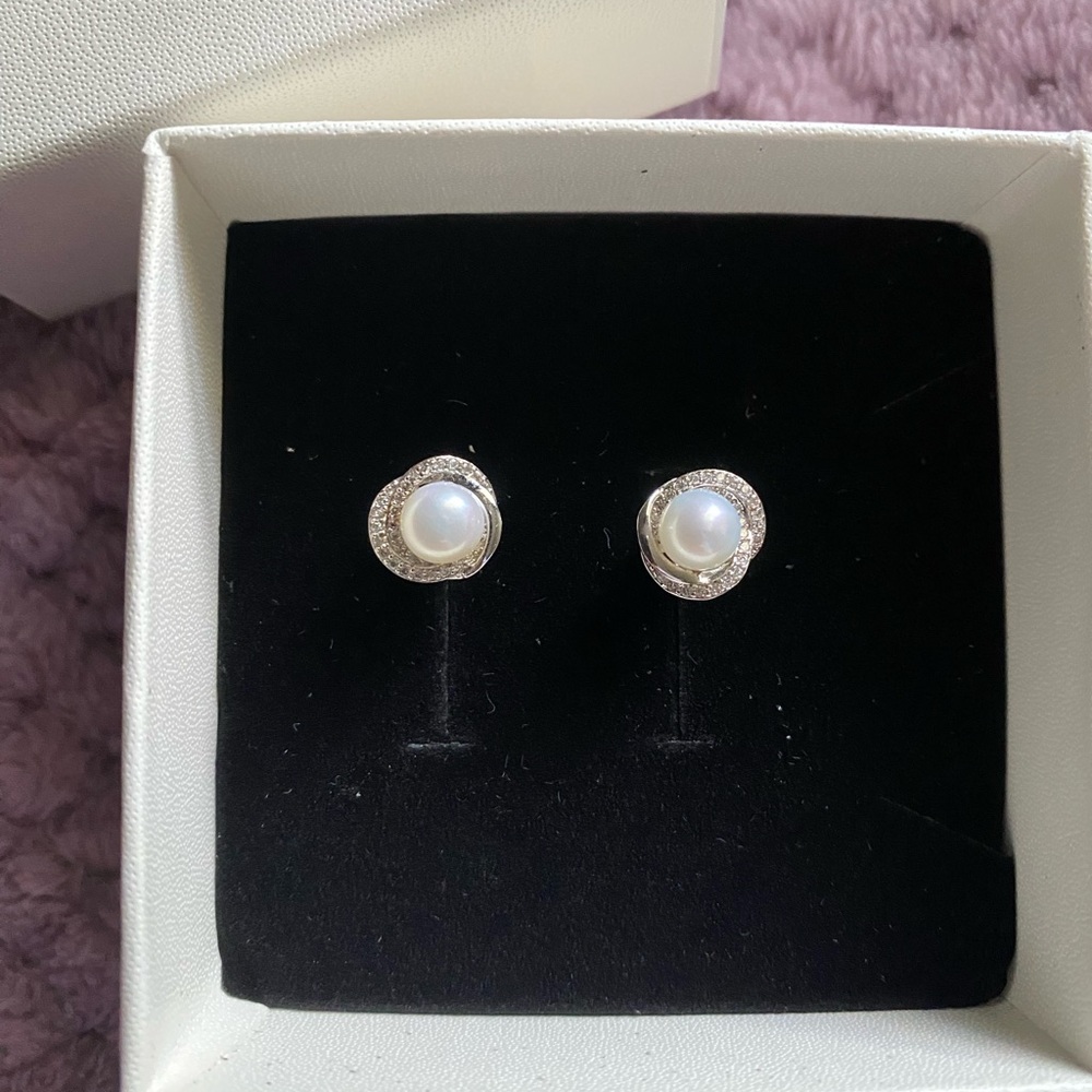 Freshwater cultured Pearl and Silver Stud Earrings